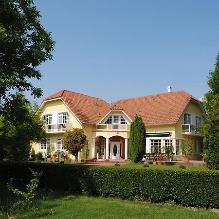 Villa Hedi Dunakiliti Bagian luar foto