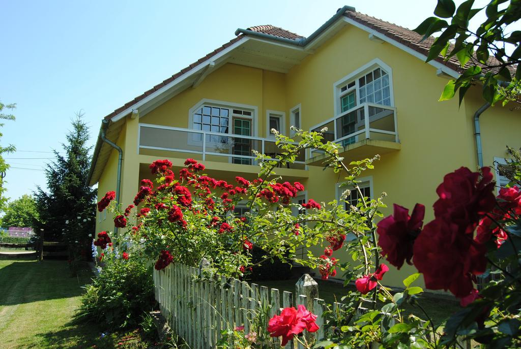 Villa Hedi Dunakiliti Bagian luar foto