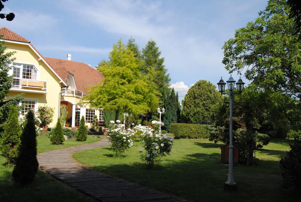 Villa Hedi Dunakiliti Bagian luar foto
